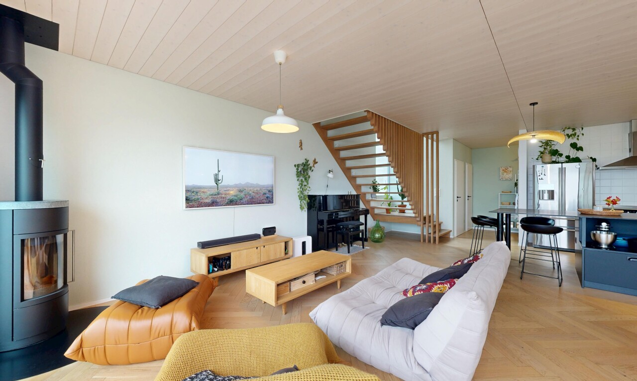 wohn- / esszimmer mit treppen, parquet floor, gipskartonwand, drywall, und inside property