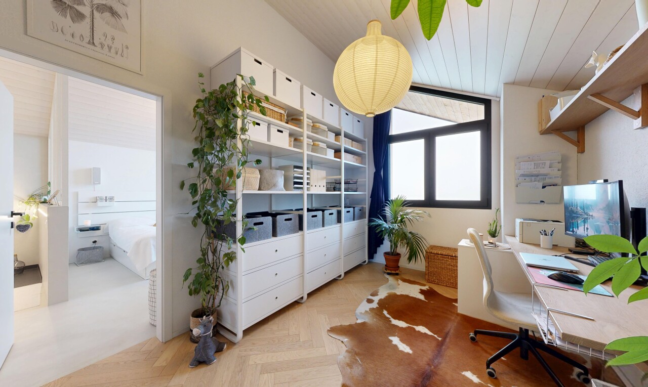 büro mit inside property, natural light, natürliches licht, bürobereich, und drywall