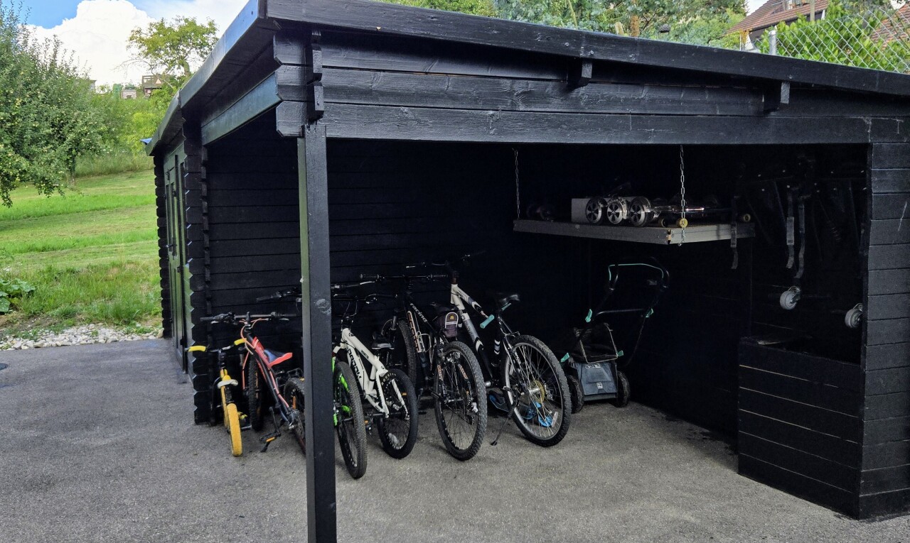 außenansicht mit property visible, horizontale verkleidung, day time, und holzstammverkleidung