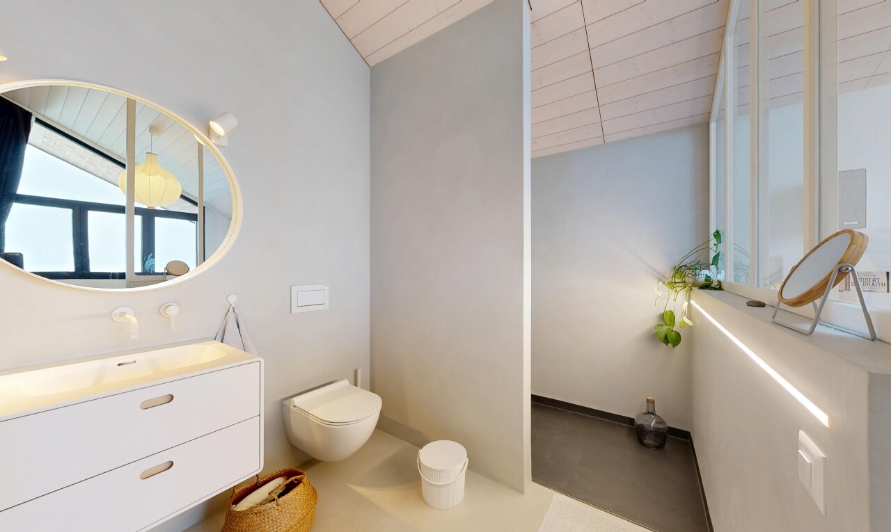 bad mit natürliches licht, natural light, gipskartonwand, drywall, und spiegel