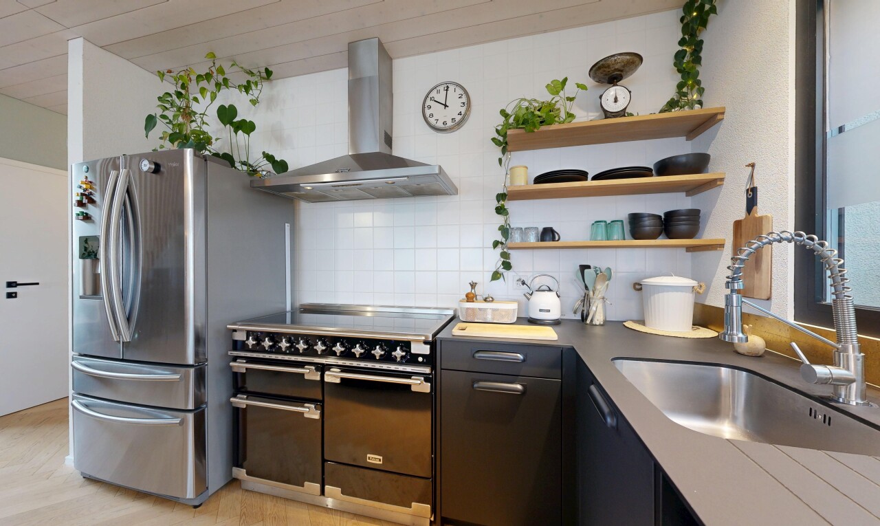 küche mit herd, dunstabzugshaube, küchenrückwand beim herd, küchenrückwand beim Herd, und inside property