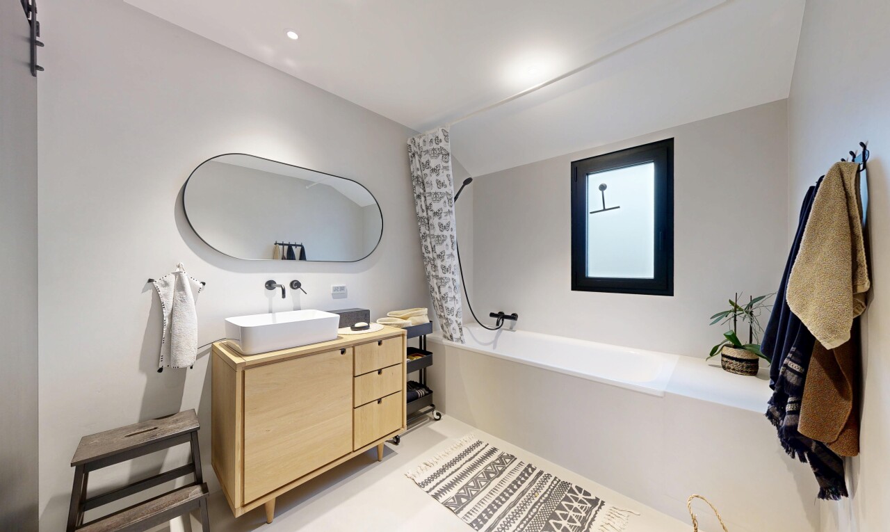 bad mit schminktisch, spiegel, komplettes badezimmer, kombiniertes bad / dusche, und inside property