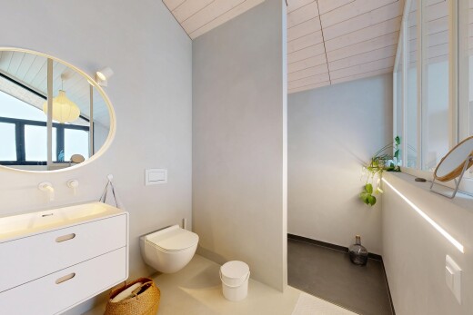 salle de bains avec lumière naturelle, natural light, cloison sèche, drywall, et miroir