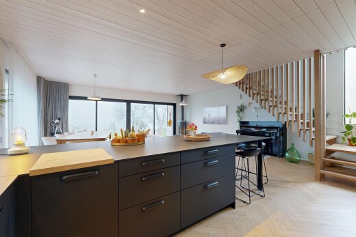 küche mit parquet floor, natural light, natürliches licht, inside property, und pendelleuchte