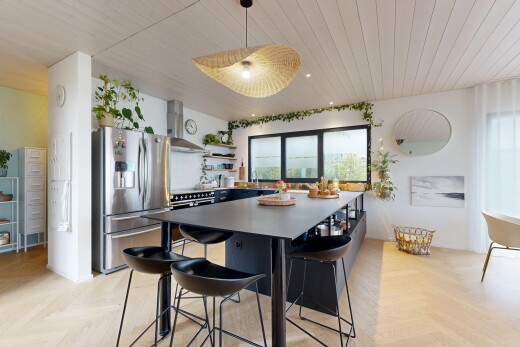 cuisine avec parquet floor, réfrigérateur, hotte, cloison sèche, et drywall