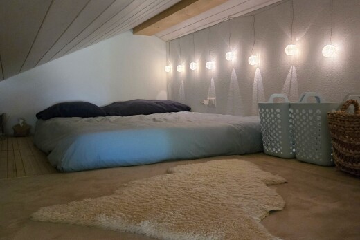 zimmer / schlafzimmer mit balkendecke, beamed ceiling, und inside property