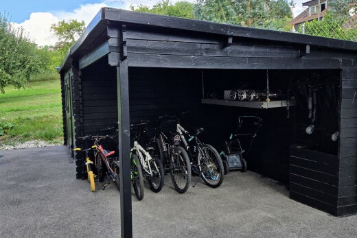 façade avec property visible, bardage horizontal, day time, et bardage en rondins