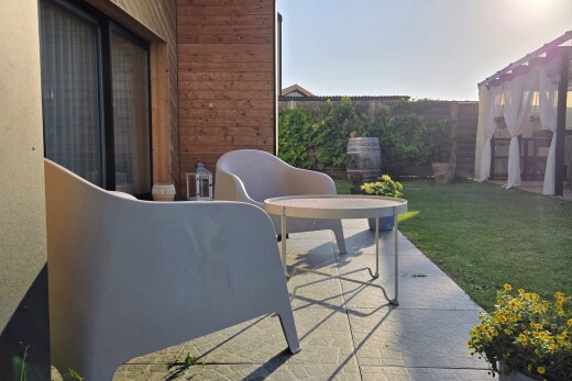 terrasse avec terrasse, pelouse, from property, et clôture