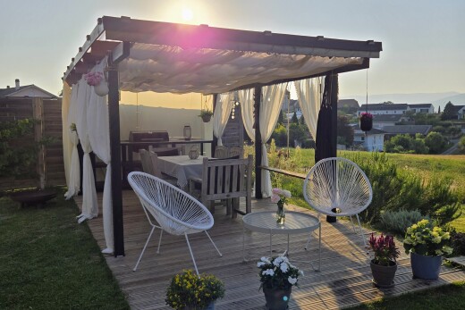 terrasse mit deck, essbereich im freien, und grill