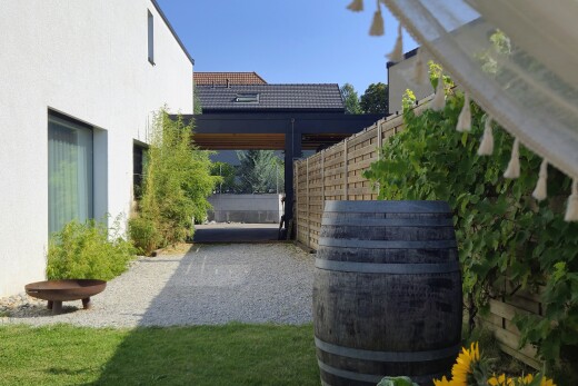 garten mit zaun, day time, property visible, und terrasse