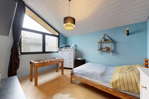 chambre avec lumière naturelle, natural light, parquet floor, inside property, et plafond voûté