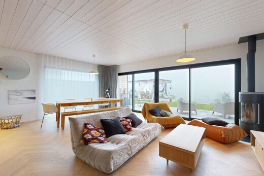 wohn- / esszimmer mit holzofen, parquet floor, natural light, natürliches licht, und inside property