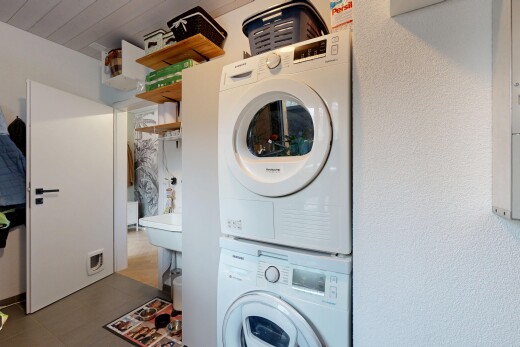 wäschekammer mit waschturm, wäscherei, und inside property