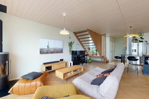 wohn- / esszimmer mit treppen, parquet floor, gipskartonwand, drywall, und inside property