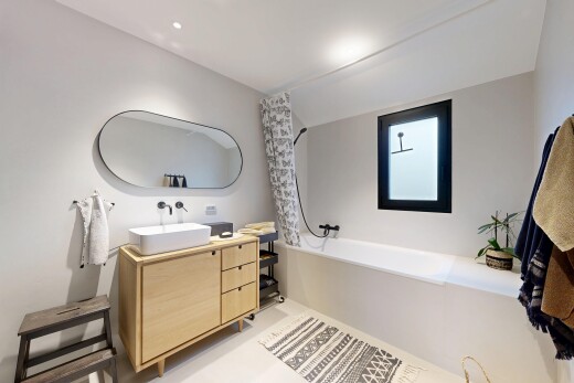 bad mit schminktisch, spiegel, komplettes badezimmer, kombiniertes bad / dusche, und inside property