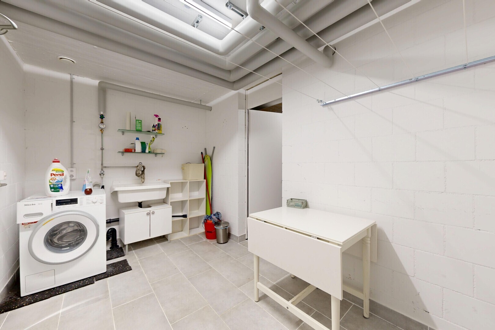 wäschekammer mit tumbler, light floor, inside property, wäscherei, und waschbecken