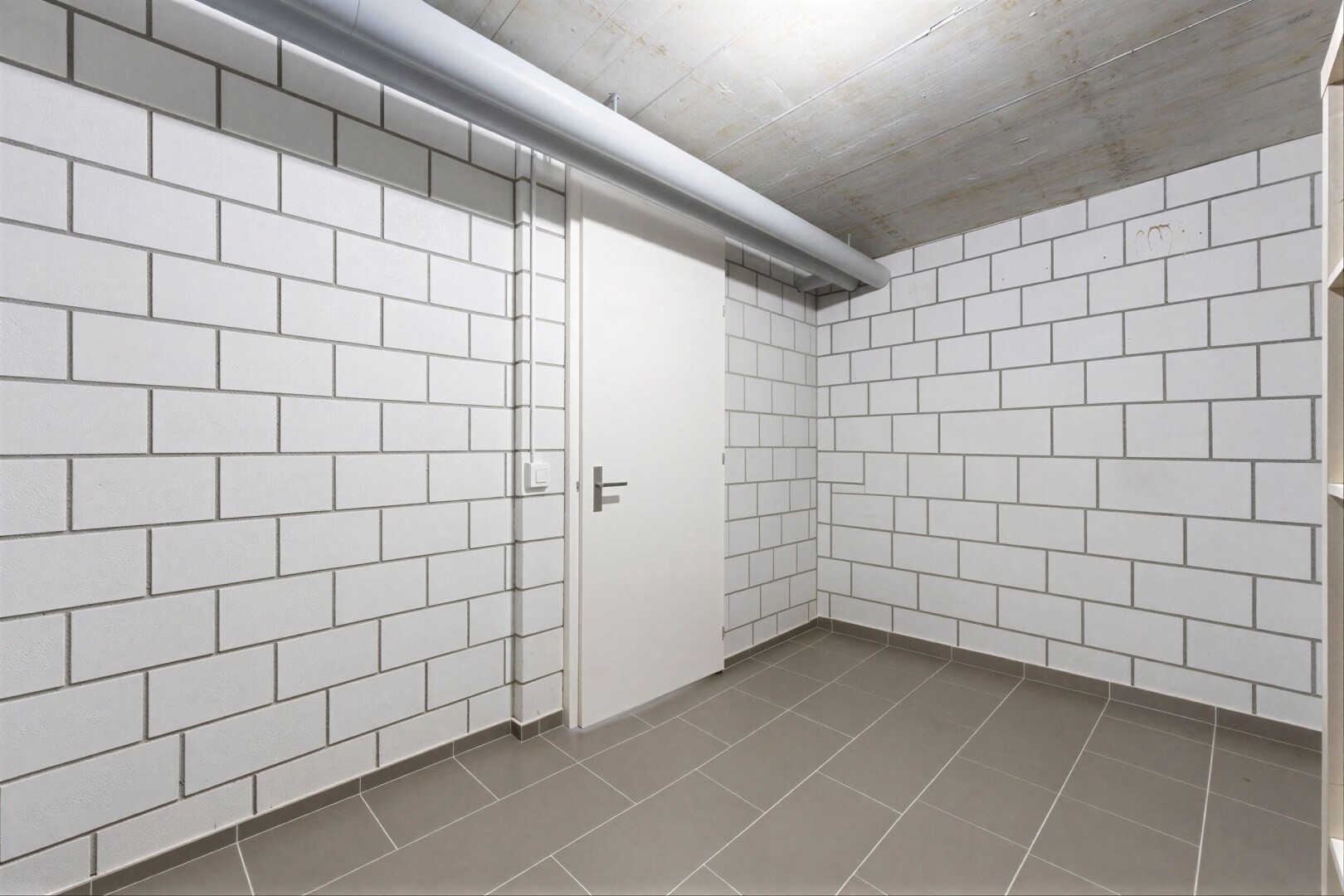 leerer raum mit fliesenwand, tile wall, inside property, fliesenboden, und tile floor