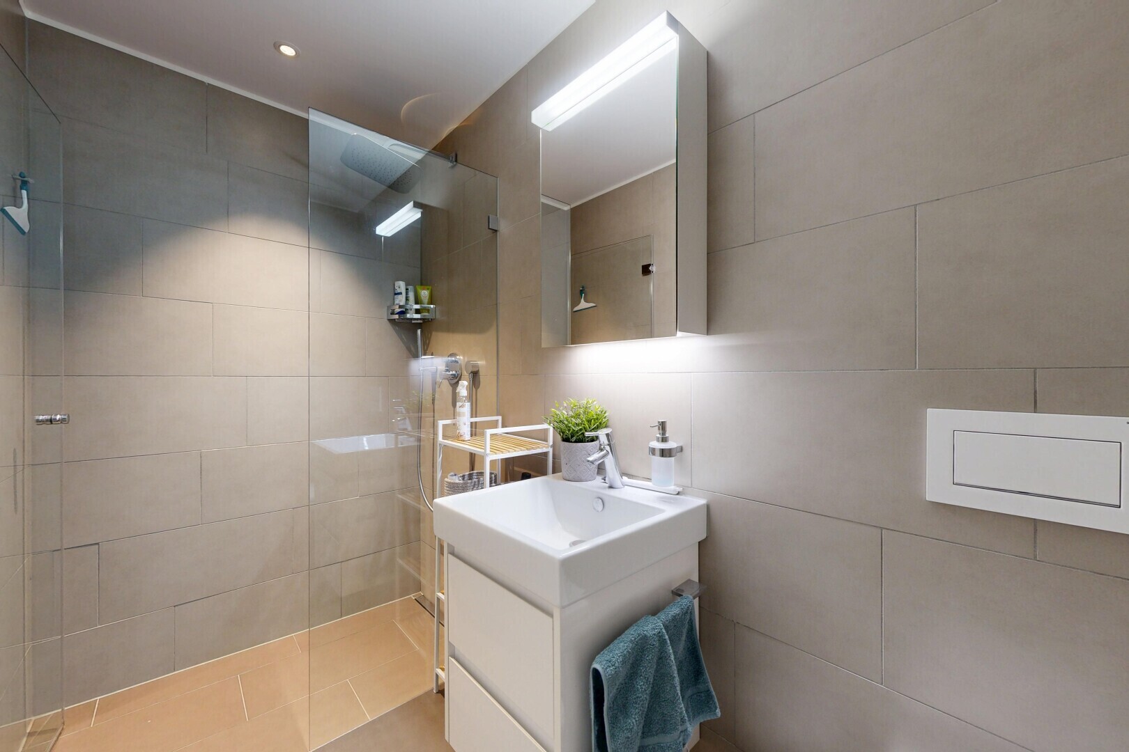 bad mit schminktisch, spiegel, komplettes badezimmer, dusche, und inside property
