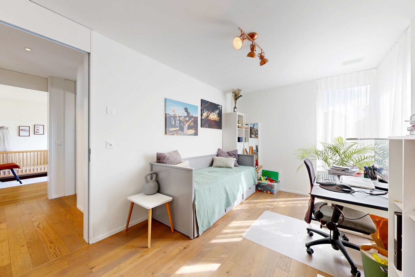 zimmer / schlafzimmer mit bürobereich, holzfußboden, wood finish floor, gipskartonwand, und drywall