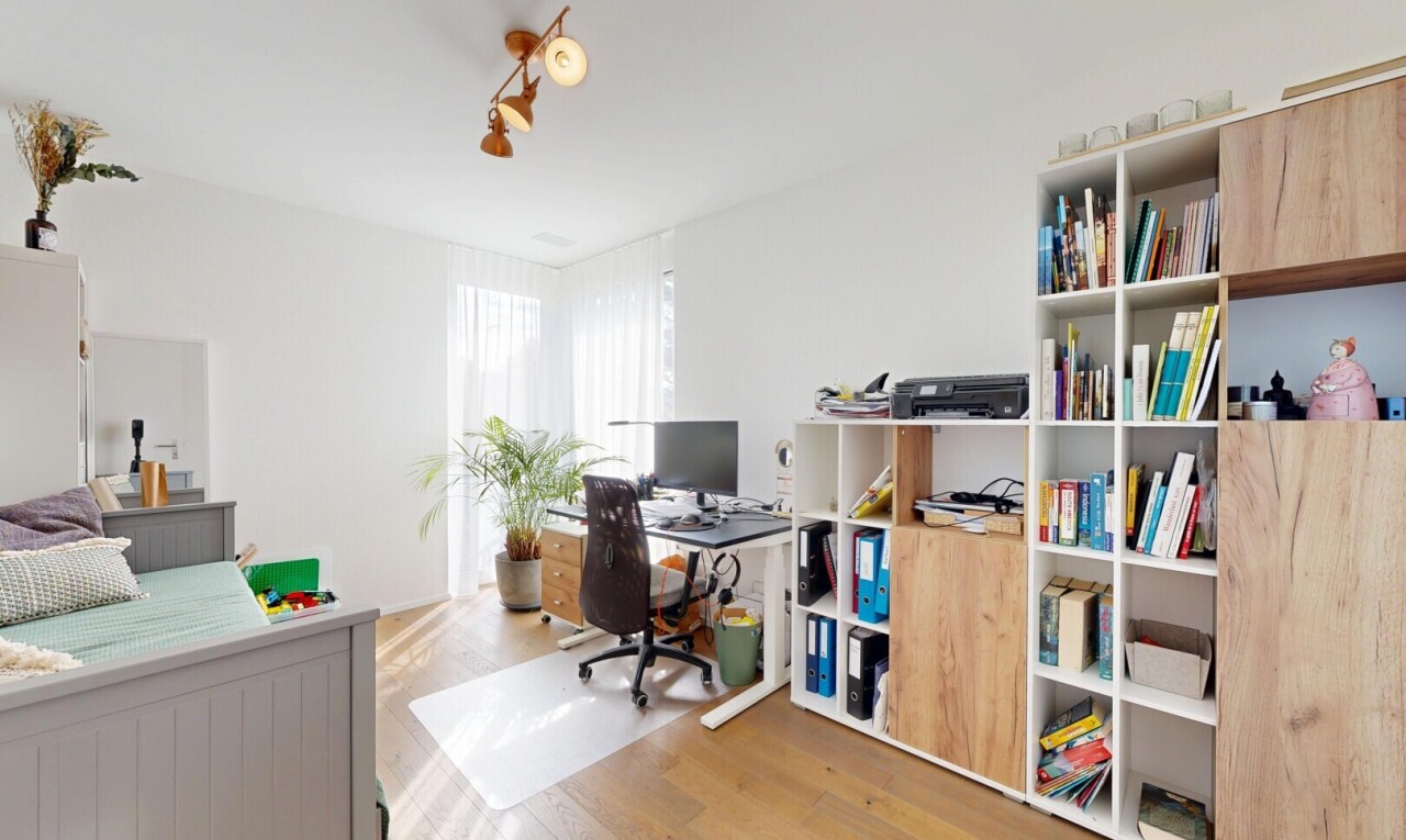 büro mit bürobereich, inside property, holzfußboden, wood finish floor, und fernseher