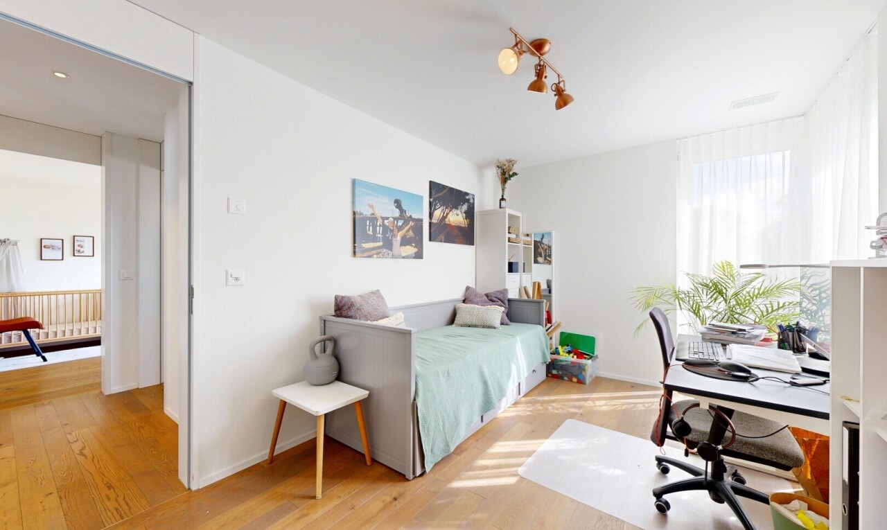 zimmer / schlafzimmer mit bürobereich, holzfußboden, wood finish floor, gipskartonwand, und drywall