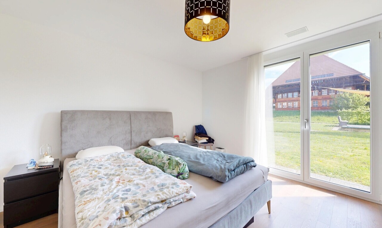 zimmer / schlafzimmer mit holzfußboden, wood finish floor, inside property, natürliches licht, und natural light
