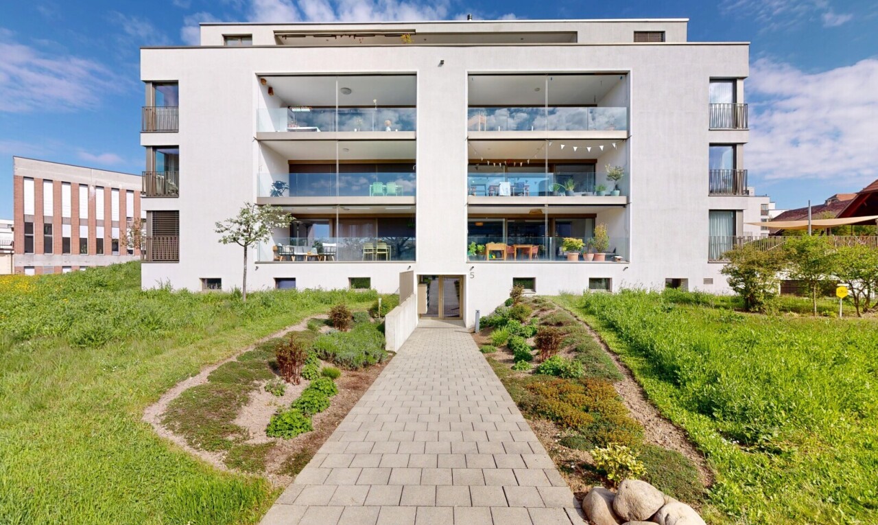 außenansicht mit from community, blick auf wohnanlage, apartment complex view, und day time