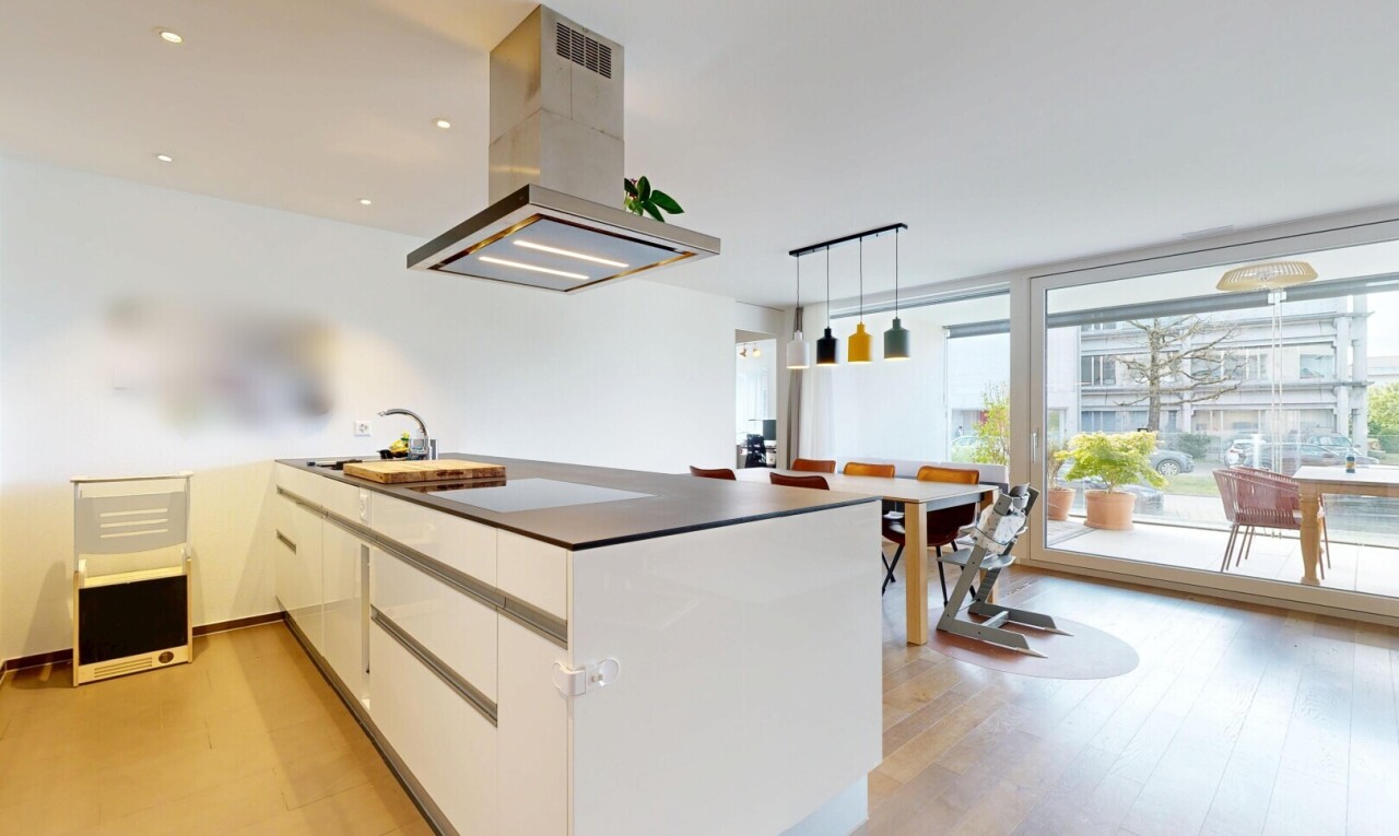 küche mit dunstabzugshaube, inside property, natürliches licht, natural light, und light floor