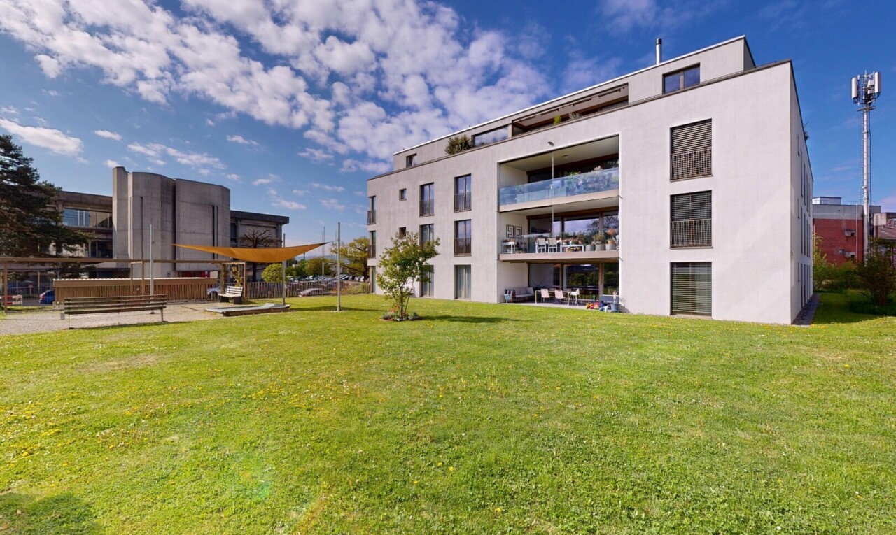 außenansicht mit from community, blick auf wohnanlage, apartment complex view, und day time