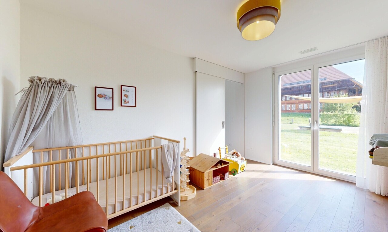 zimmer / schlafzimmer mit holzfußboden, wood finish floor, natürliches licht, natural light, und inside property