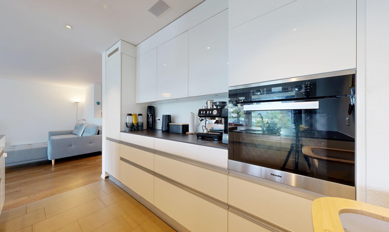 küche mit ofen, dark countertops, arbeitsplatten, flat panel cabinets, und schränke mit flachen paneelen
