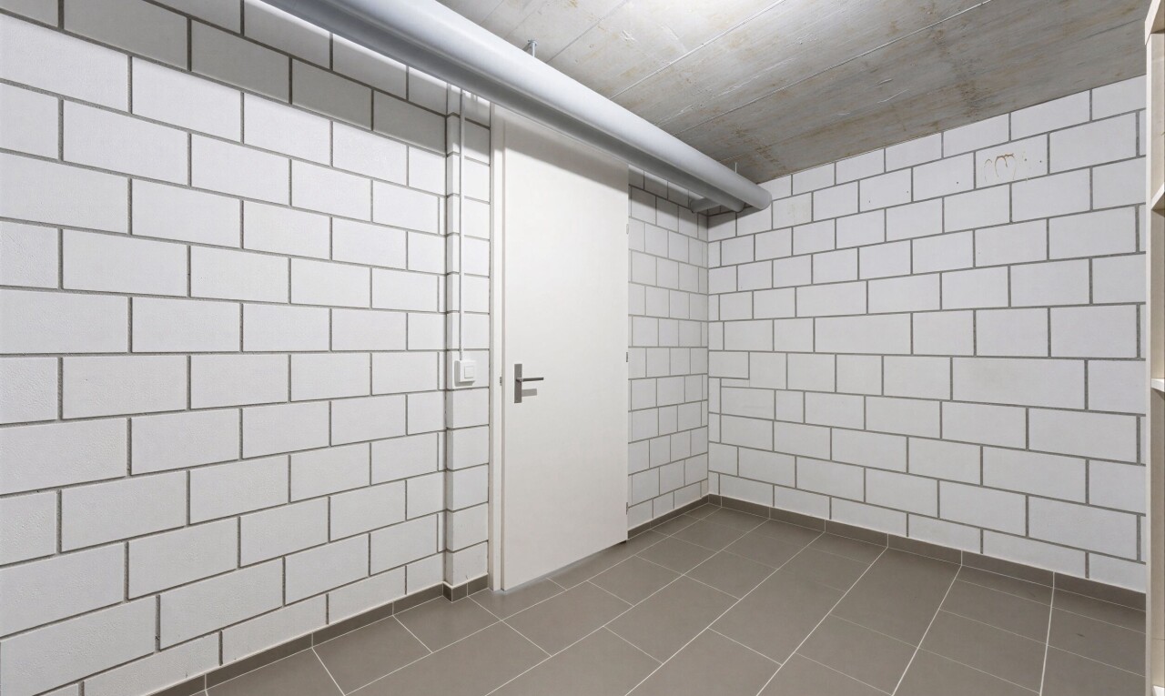 leerer raum mit fliesenwand, tile wall, inside property, fliesenboden, und tile floor