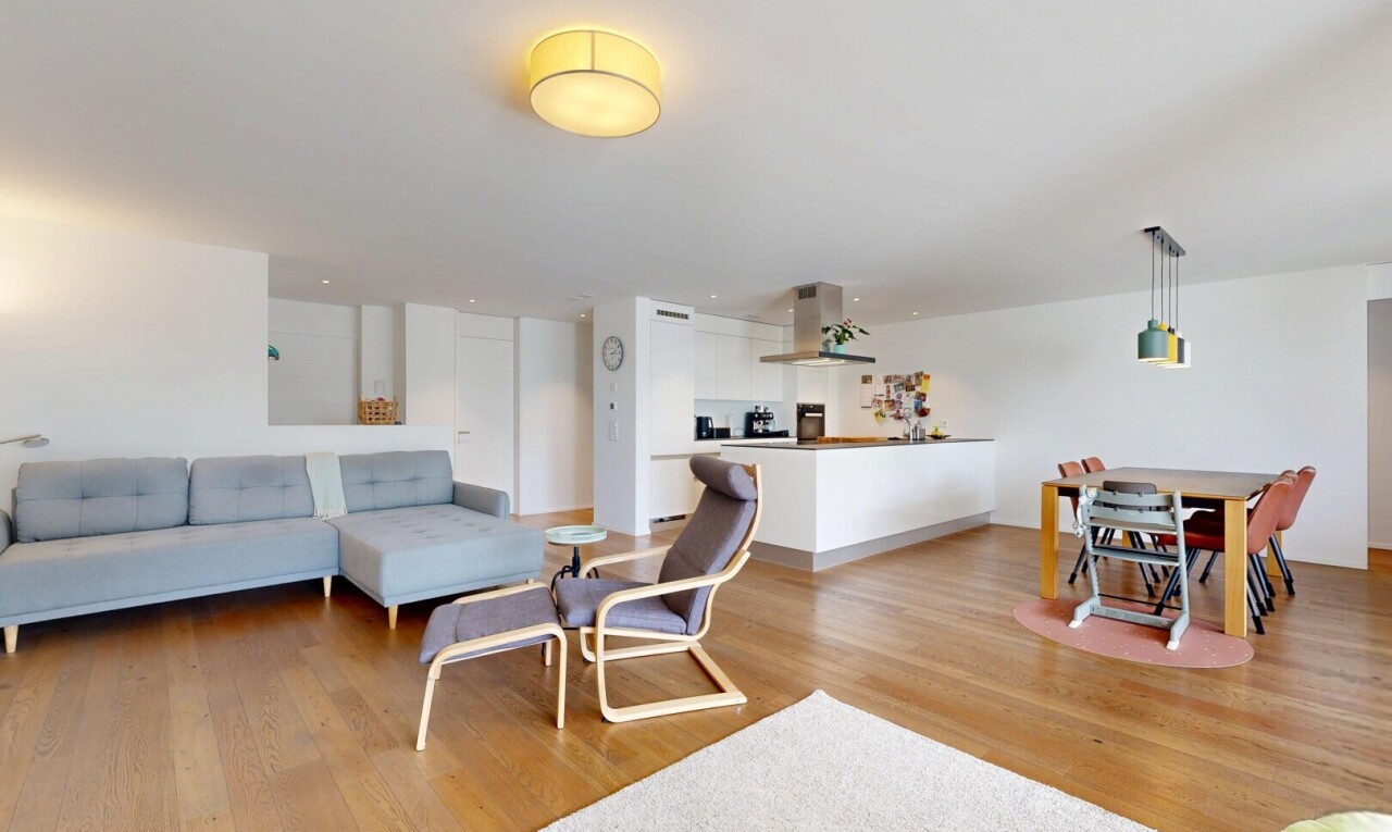 wohn- / esszimmer mit holzfußboden, wood finish floor, gipskartonwand, drywall, und inside property