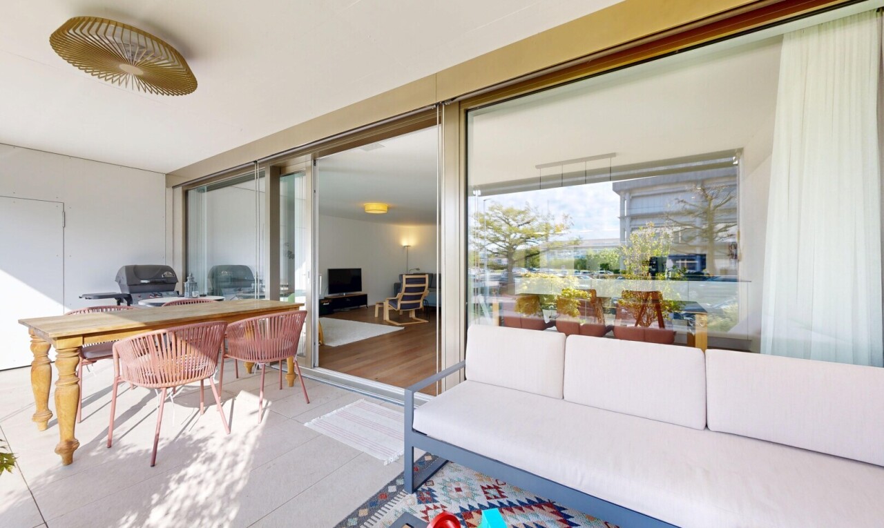 wohn- / esszimmer mit bürobereich, gipskartonwand, drywall, fernseher, und inside property