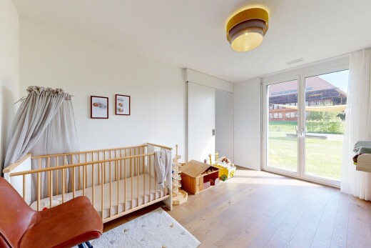 zimmer / schlafzimmer mit holzfußboden, wood finish floor, natürliches licht, natural light, und inside property