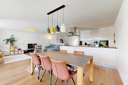 wohn- / esszimmer mit light floor, holzfußboden, wood finish floor, gipskartonwand, und drywall