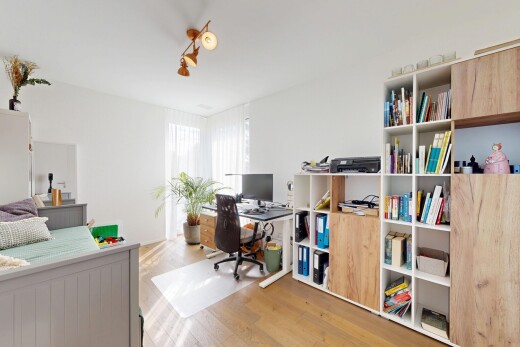 bureau avec espace bureau, inside property, sol en finition bois, wood finish floor, et télévision