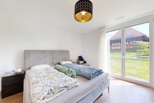 zimmer / schlafzimmer mit holzfußboden, wood finish floor, inside property, natürliches licht, und natural light