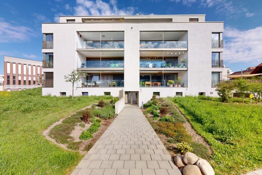 außenansicht mit from community, blick auf wohnanlage, apartment complex view, und day time