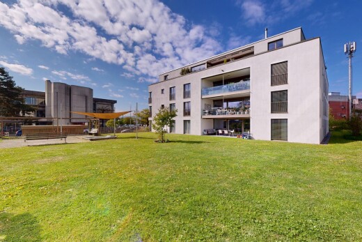 außenansicht mit from community, blick auf wohnanlage, apartment complex view, und day time