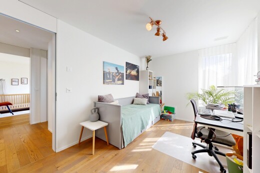 chambre avec espace bureau, sol en finition bois, wood finish floor, cloison sèche, et drywall