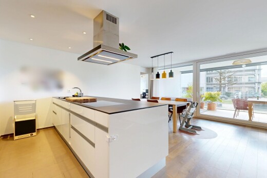 küche mit dunstabzugshaube, inside property, natürliches licht, natural light, und light floor