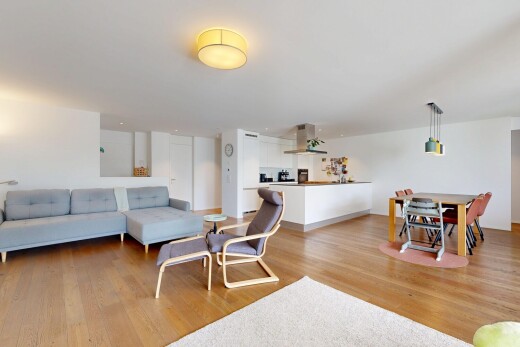 wohn- / esszimmer mit holzfußboden, wood finish floor, gipskartonwand, drywall, und inside property