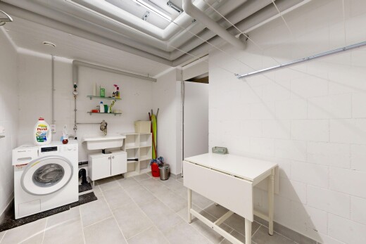 buanderie avec lave-linge et sèche-linge, light floor, inside property, buanderie, et évier