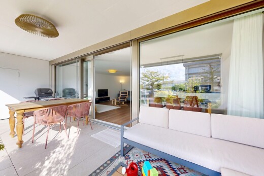 wohn- / esszimmer mit bürobereich, gipskartonwand, drywall, fernseher, und inside property