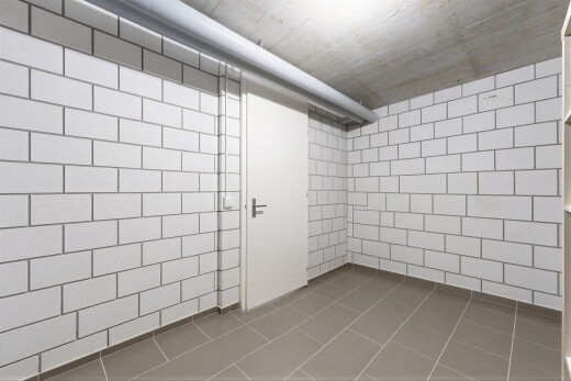 leerer raum mit fliesenwand, tile wall, inside property, fliesenboden, und tile floor