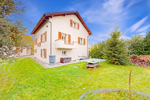 außenansicht mit rasen und balkon