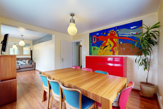 esszimmer mit fernseher und parkettboden