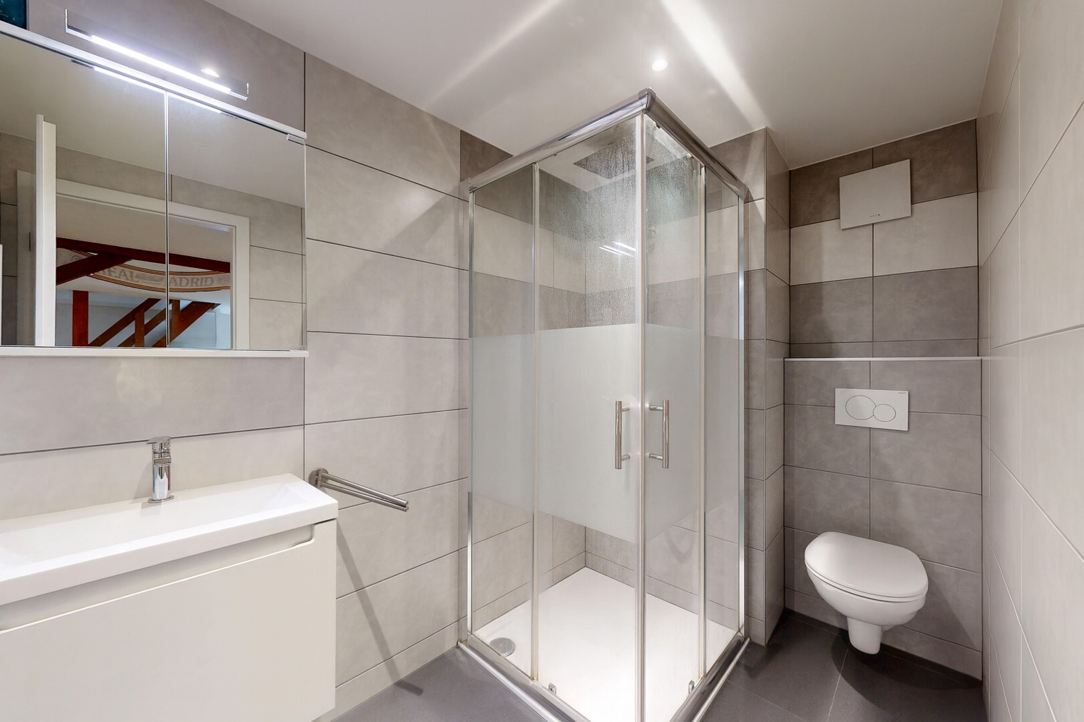 salle de bains avec mur en carrelage, tile wall, miroir, salle de bain complète, et lavabo (ou coiffeuse selon le contexte)