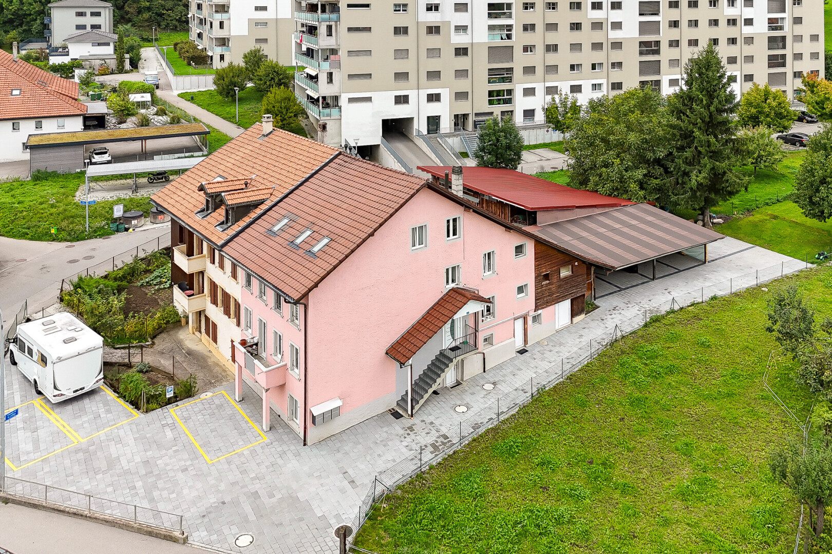 extérieur du bâtiment avec parking et drone view